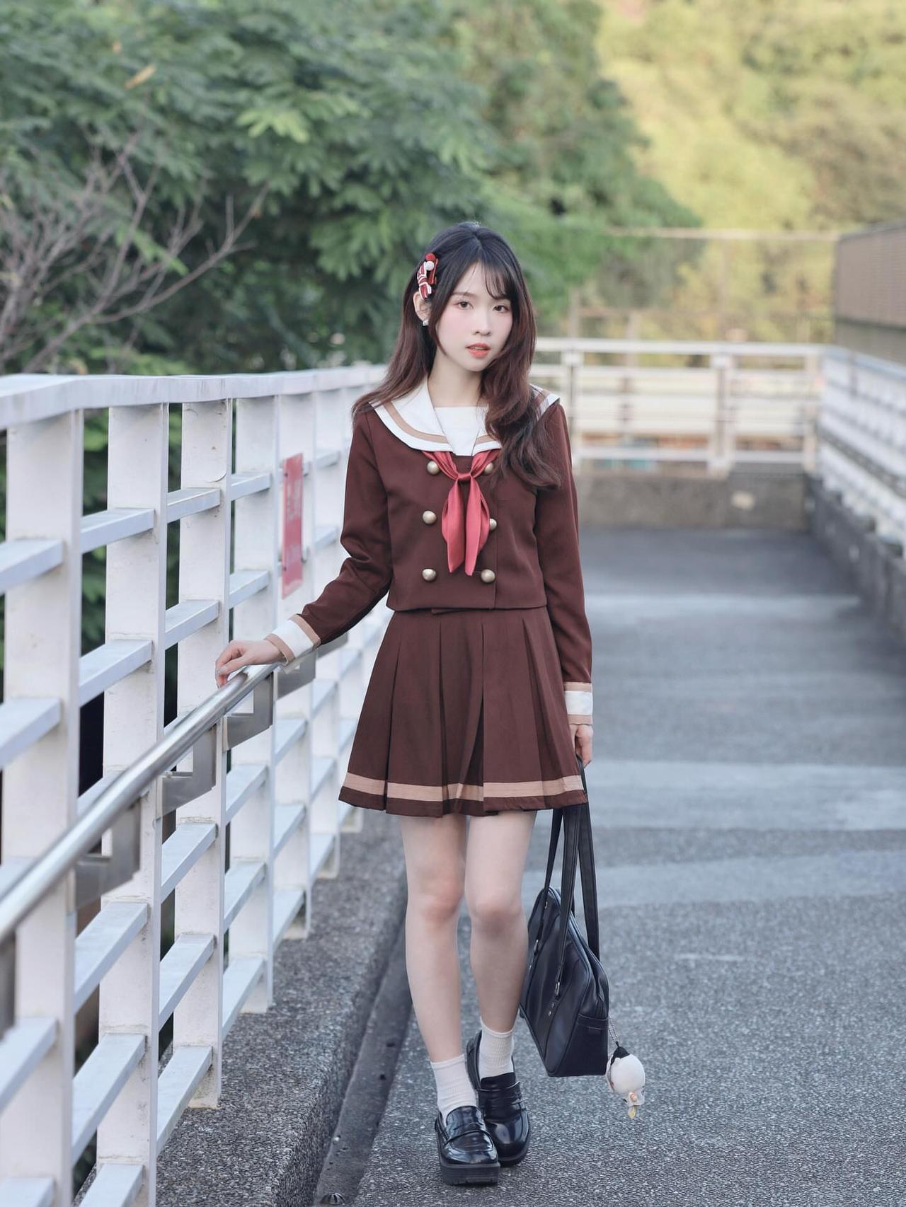 青春洋溢的校园少女，漫步在绿意盎然的桥上，甜美与自然完美融合。什么样的女生让人过