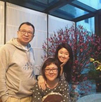 原来许绍雄还是恋爱脑！许绍雄与龙嬿而相伴三十三年，感情始终没有裂痕。