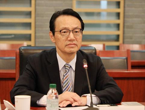 日本政府最近时期的对华政策走向务实，而不再是以价值观至上。驻华大使金杉宪治在中国