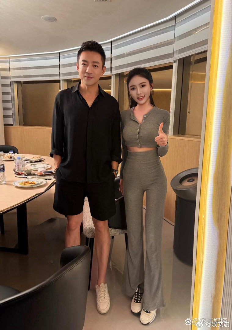 网友偶遇45岁汪小菲现身香港餐厅，当下状态十分在线，穿搭时髦高挑挺拔，面色红润神