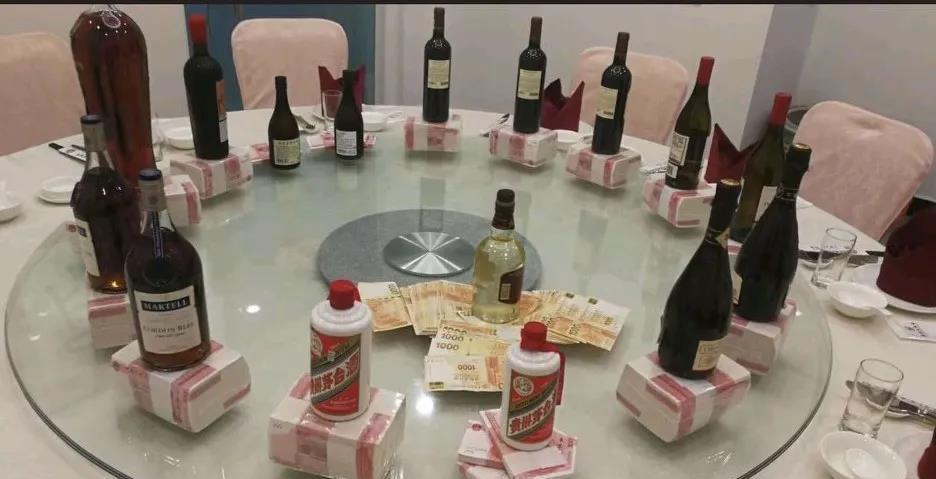 这酒局，我得拼命喝了。别拉我，谁劝我我跟谁急。