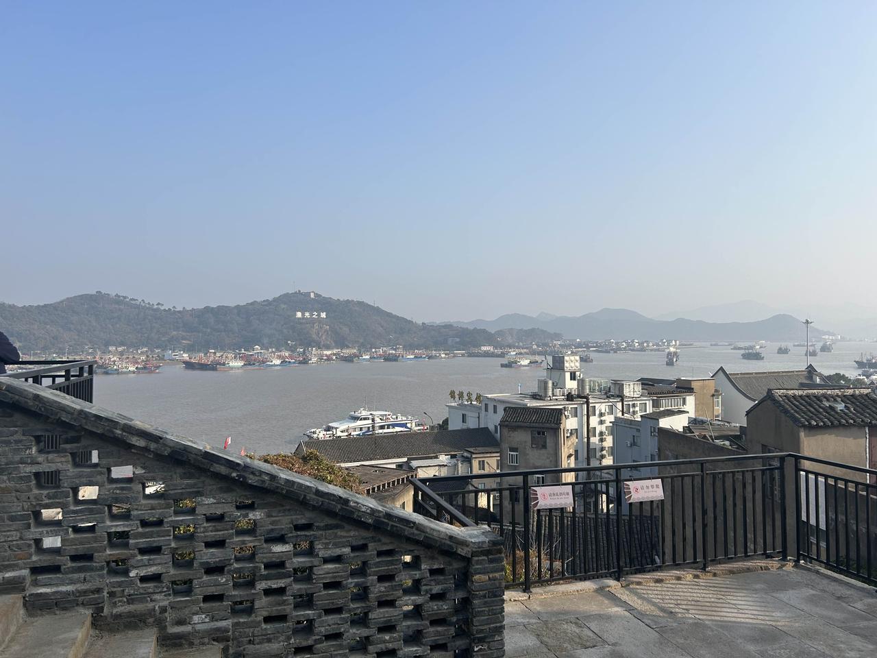 刚刷到素老三又说自己“40块的鞋都舍不得买”，我这心里啊，真是五味杂陈。老姐