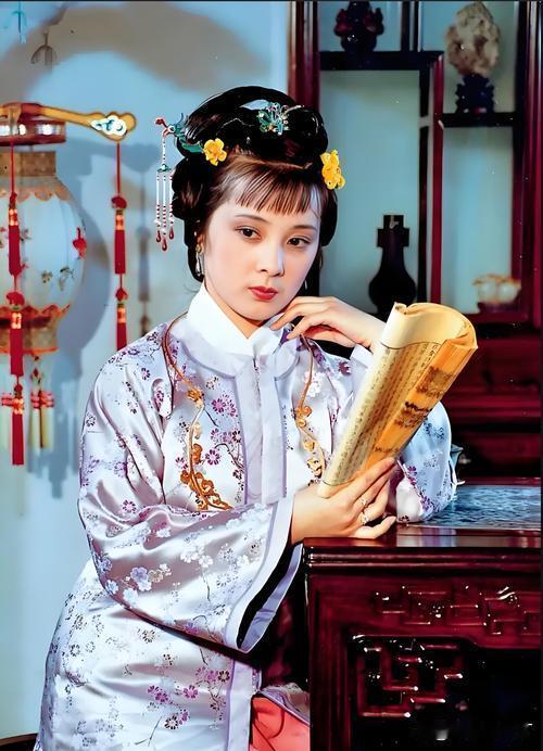 之前总觉得四大名著里《红楼梦》读着太“碎”，没有其他几本那种大开大合的爽感，直到