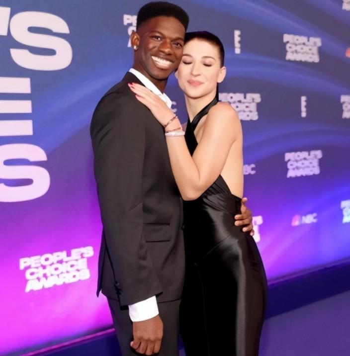 比尔盖茨小女儿很爱她的黑人男友，她和他相依相偎，甜蜜每一瞬间。比尔盖茨前妻爱屋及