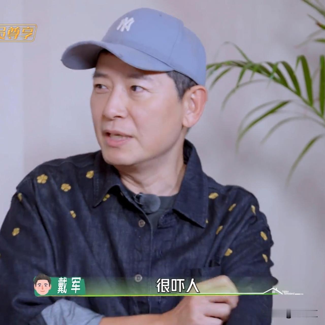 戴军说：“静姐有一次拉我进群，群里有100多个全国各地的主持人。”李静马上纠正：