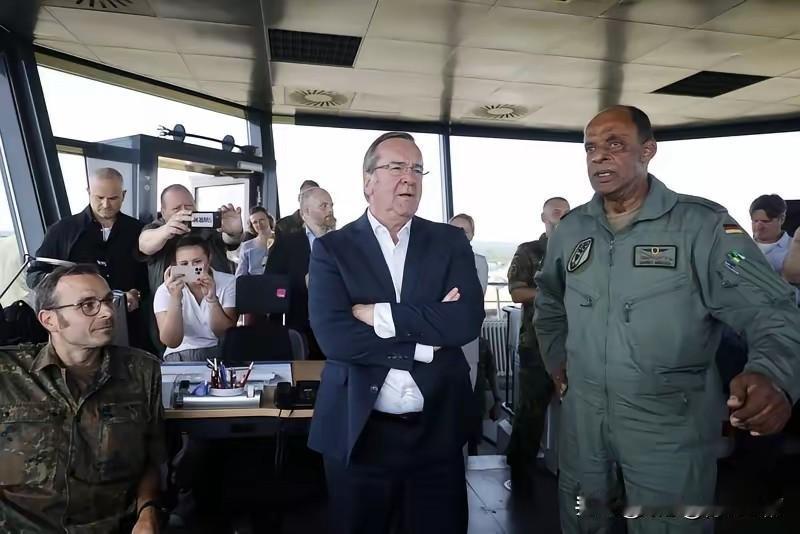 赖清德可能要逃跑了。最近他在疯狂地跟美日勾结，转移财产，试图掏空台湾。这话