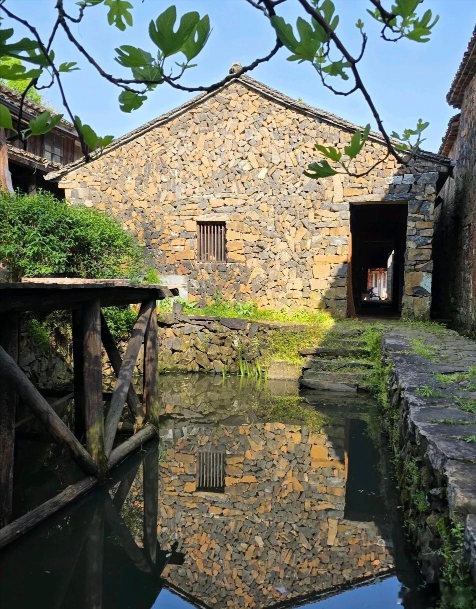 李文忠的爹李祯，也就是朱元璋的二姐夫，是个绝对的老好人，在淮西集团中充当的是政委