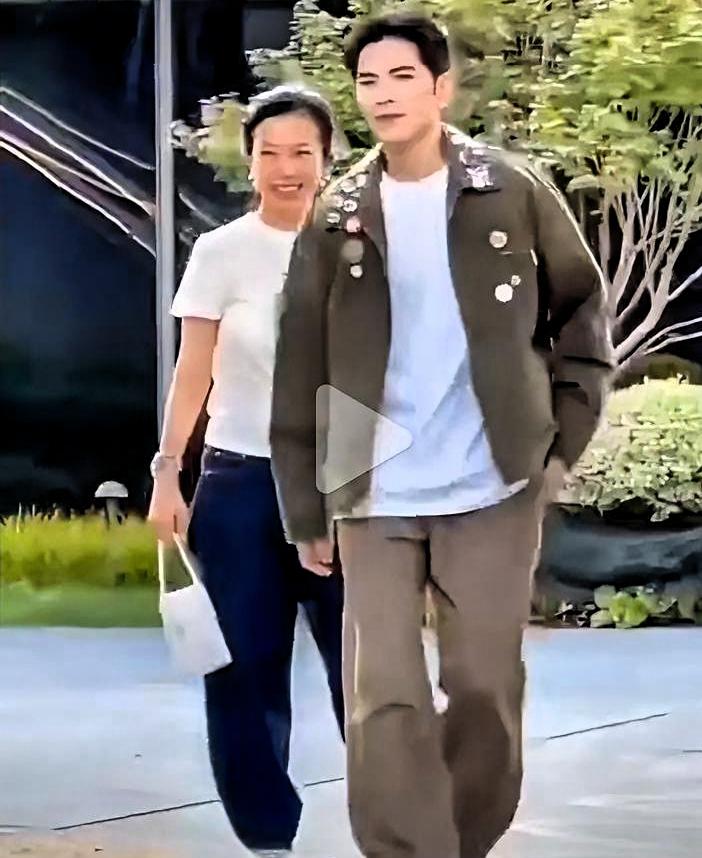 51岁的林有慧素颜被拍，脸上皱纹明显，不打扮的样子太真实了！可37岁的萧敬腾