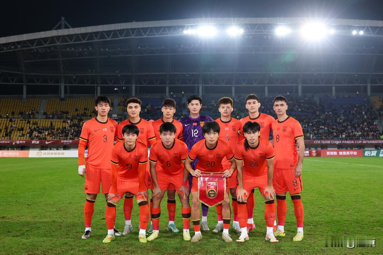 国足在不断进步中……国足球员从过去纹身、大肚腩、留长发、打耳洞，已经进步到现在开