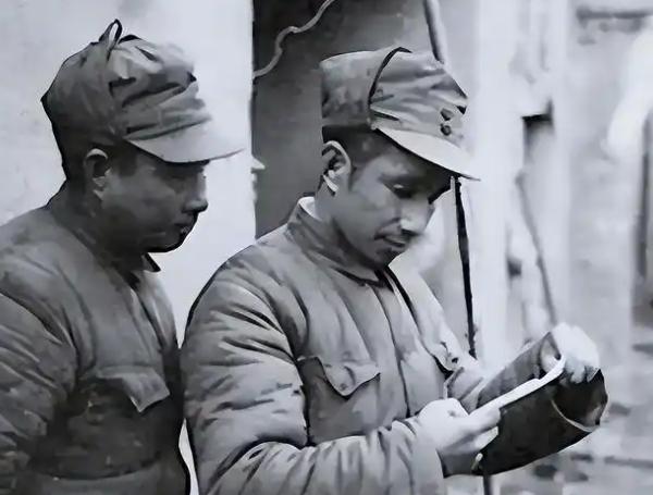 1942年，一名伪军师长派人送给粟裕一盒香烟，粟裕疑惑地打开一看，里面竟藏了一张