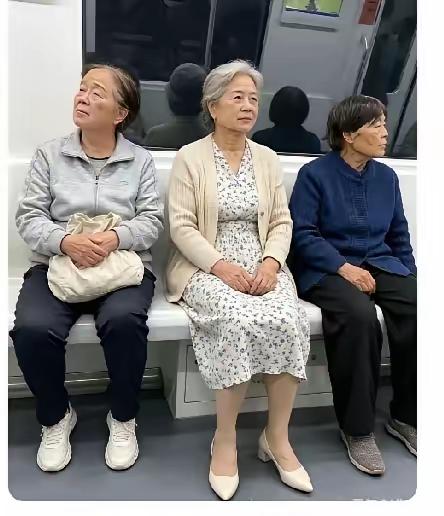 同样的年纪，别样的人生。单从穿衣打扮和精神状态，便能看出一个人过得如何。地铁上