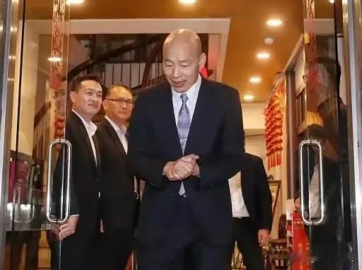 “他还是辣个他”，韩国瑜脱稿而出直指绿营，罗旺哲直呼高招！就在今天（10月10日