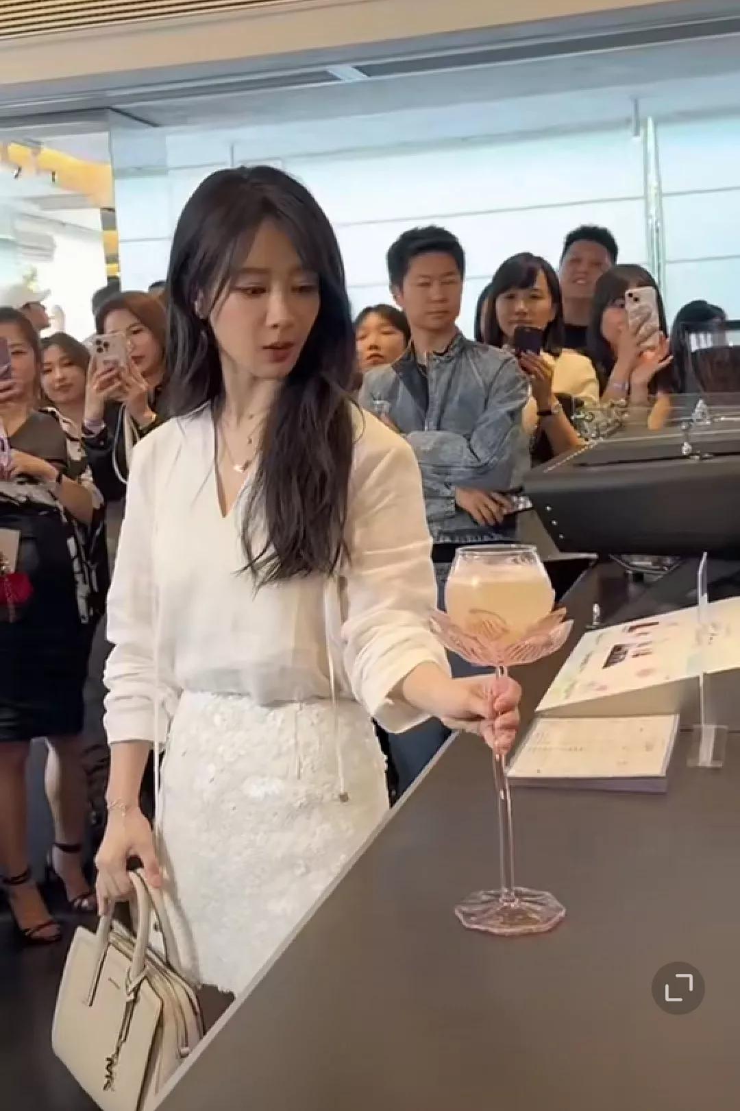 优雅品酒会，白裙美人与粉丝互动杨紫换了造型师换的好值得，这几年造型真好适合她，
