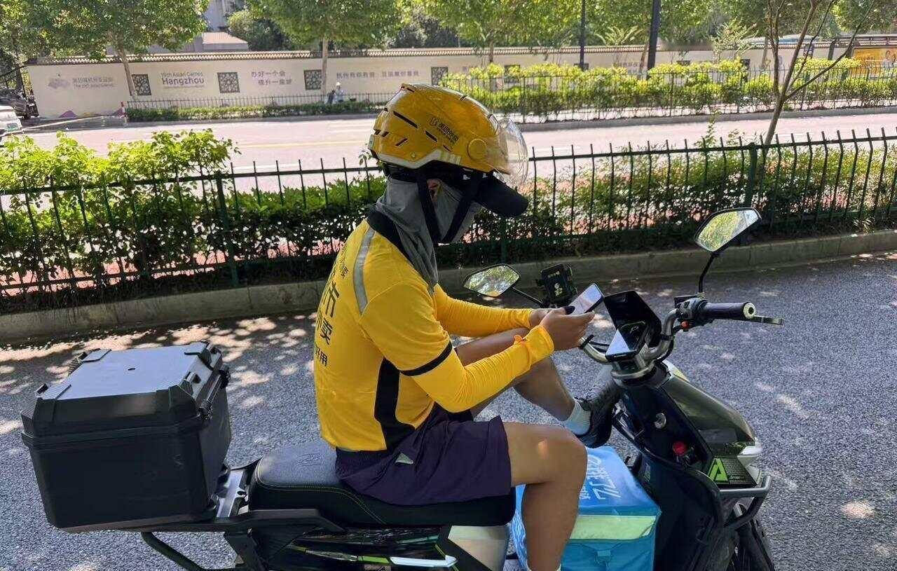 重庆这个大学生，真是把暑假过成了“历劫”。7月份重庆那个天，出门五分钟流汗两