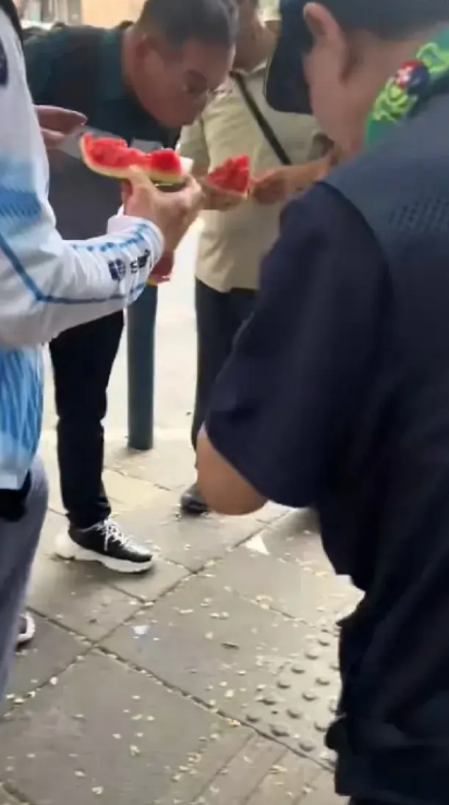 韩国游客大连街头狂啃西瓜！10元半个引爆‘瓜皮自由’，摔垃圾桶动作帅炸全网