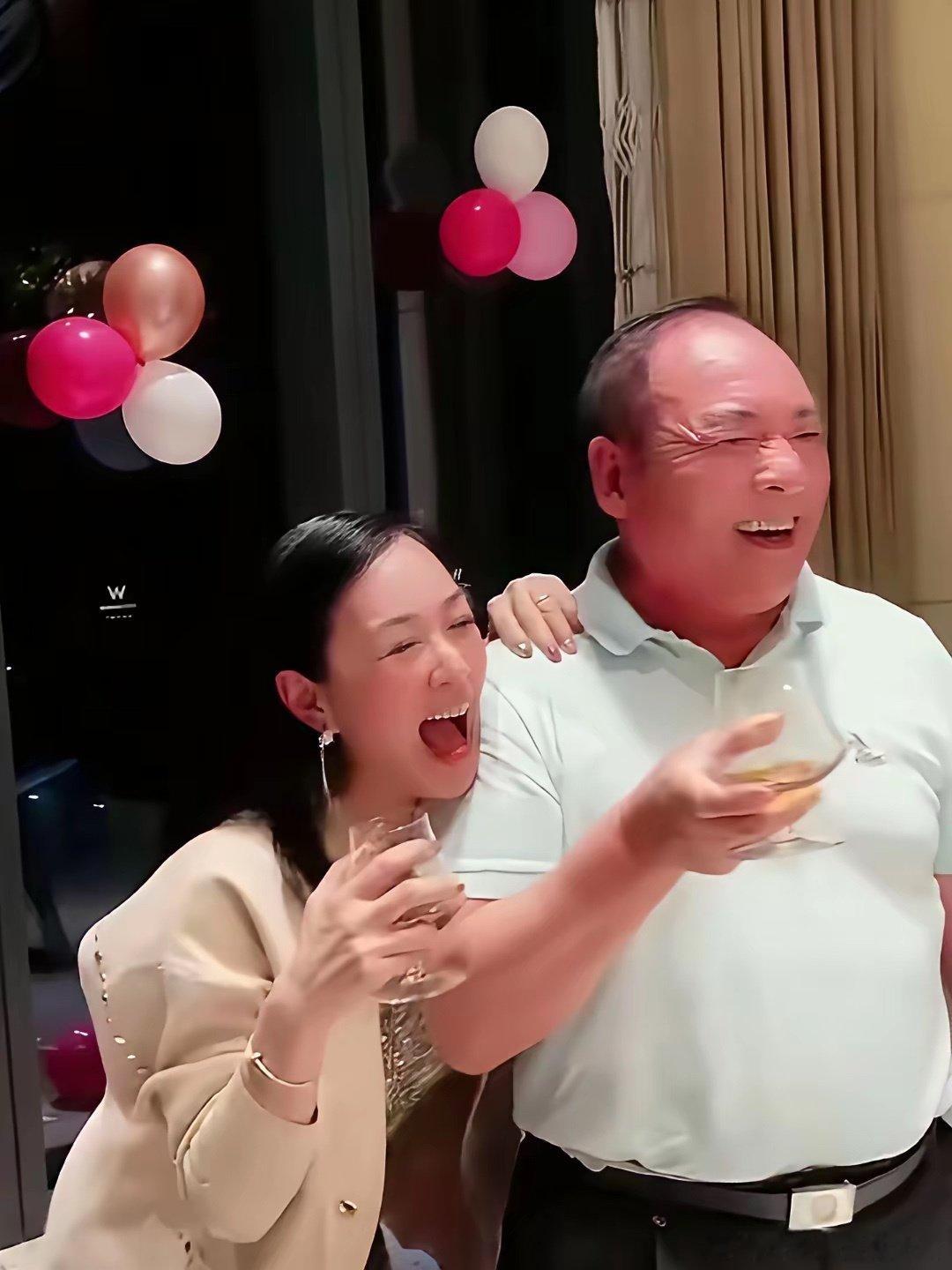 钟丽缇与她公公举杯共饮时的一幕，酒过三巡，张伦硕的父亲脸上泛红，望向儿媳妇的目光也越发的明亮，室内挂