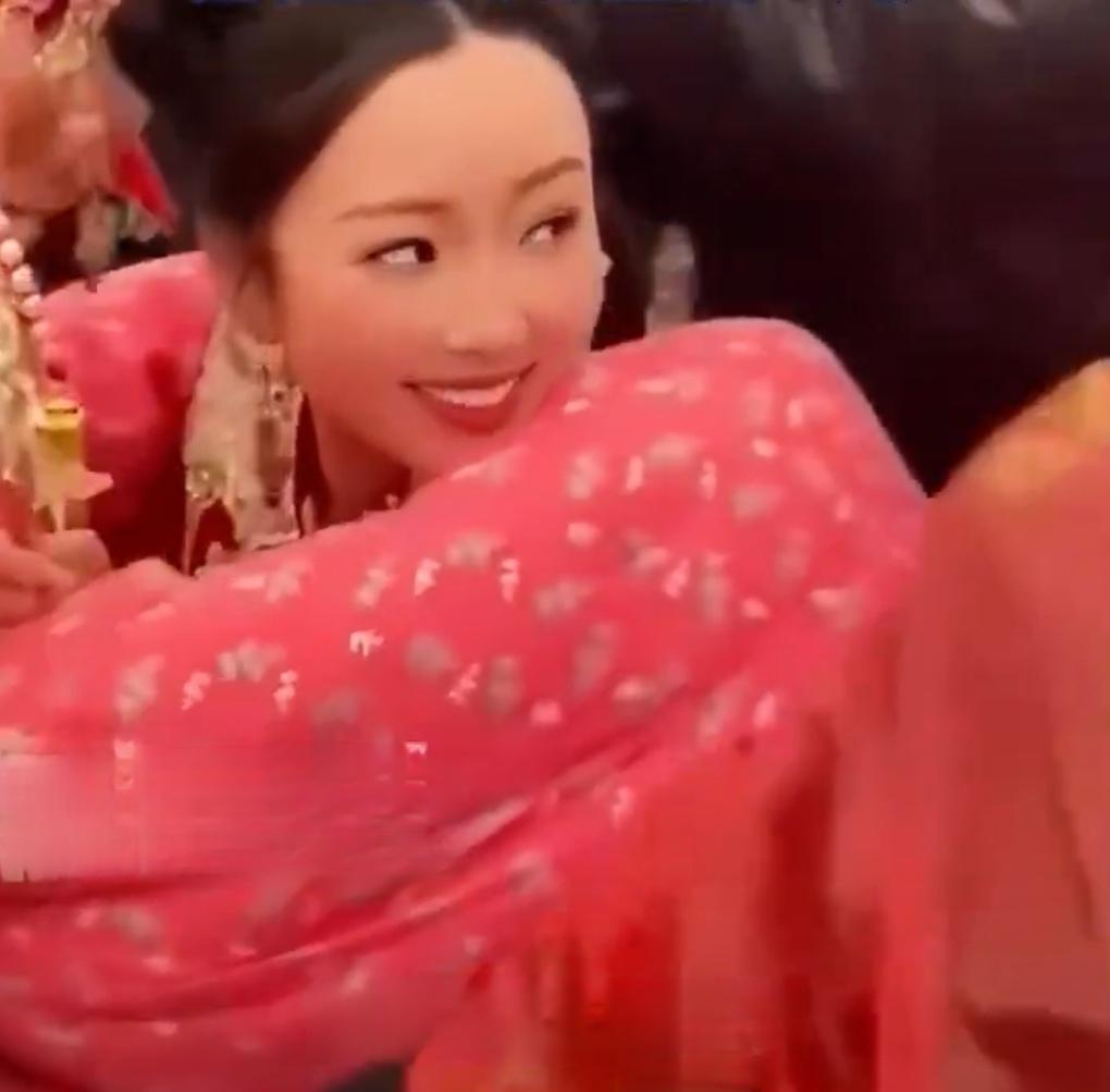 河南驻马店，一户人家嫁女儿，场面冷清得让人纳闷。四个女儿，三个婚事都简办，其中一