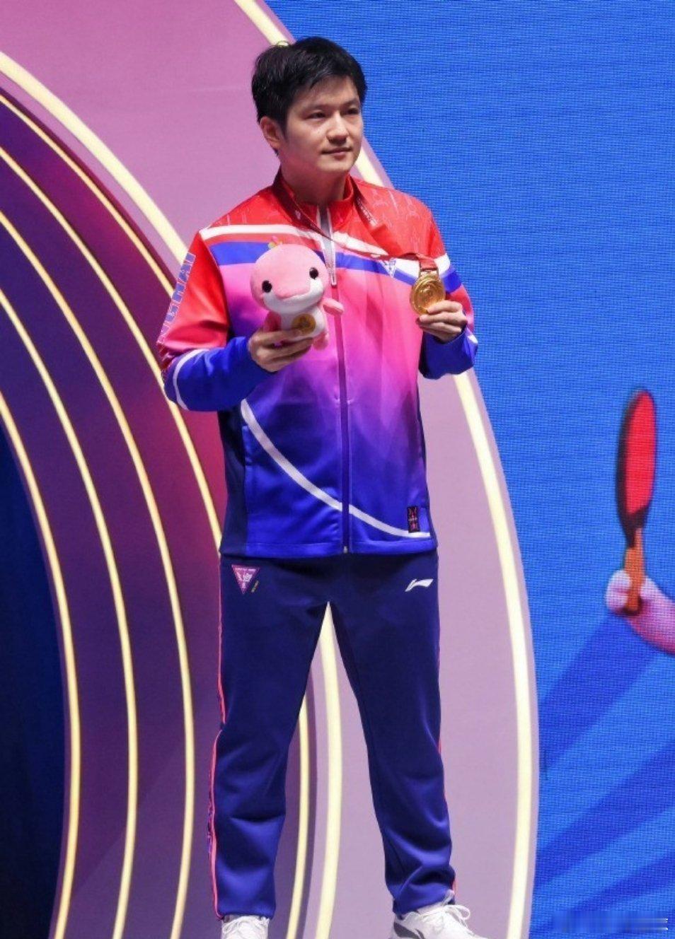 樊振东：感谢国家的培养，让我有现在坐在这里的机会。11月16日，樊振东在卫冕成功