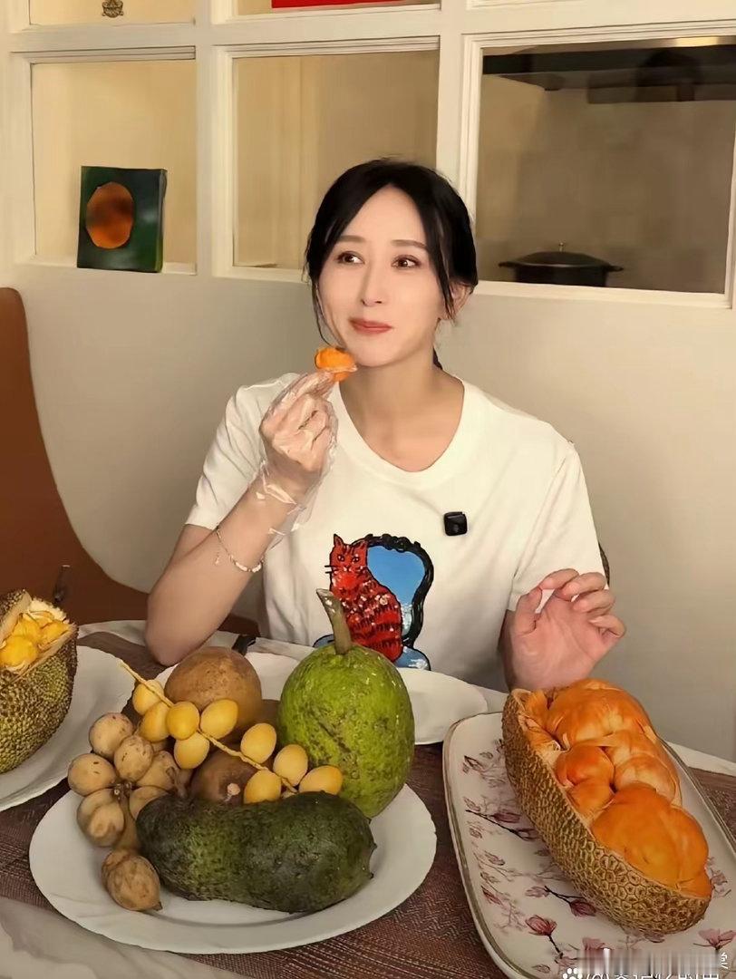 胡静这一桌子马来西亚水果，我都没见过。