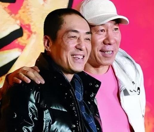 1997年，北京医院的病房里满是压抑的消毒水味，张艺谋守在弥留之际的父亲床前，听
