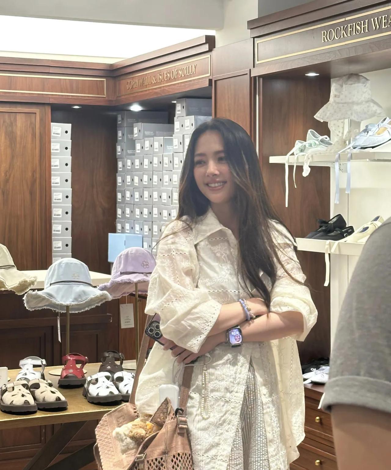 41岁郭碧婷现身韩国旅游，穿衣打扮很时尚，一头长卷发充满女人味，看起来好美好仙，