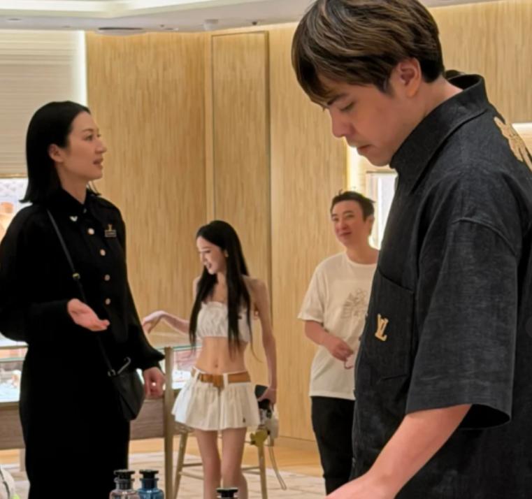 王思聪带着女模特钟惠玲在日本关节但钟惠玲这种排骨身材真的有人喜欢吗？感觉随时会