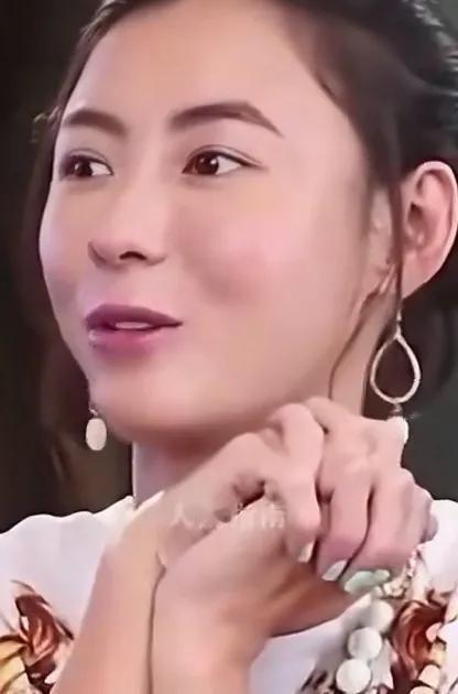 《逆袭的单亲妈妈》各位亲爱的朋友，单亲妈妈界的璀璨明星张柏芝，正以她那不屈不挠