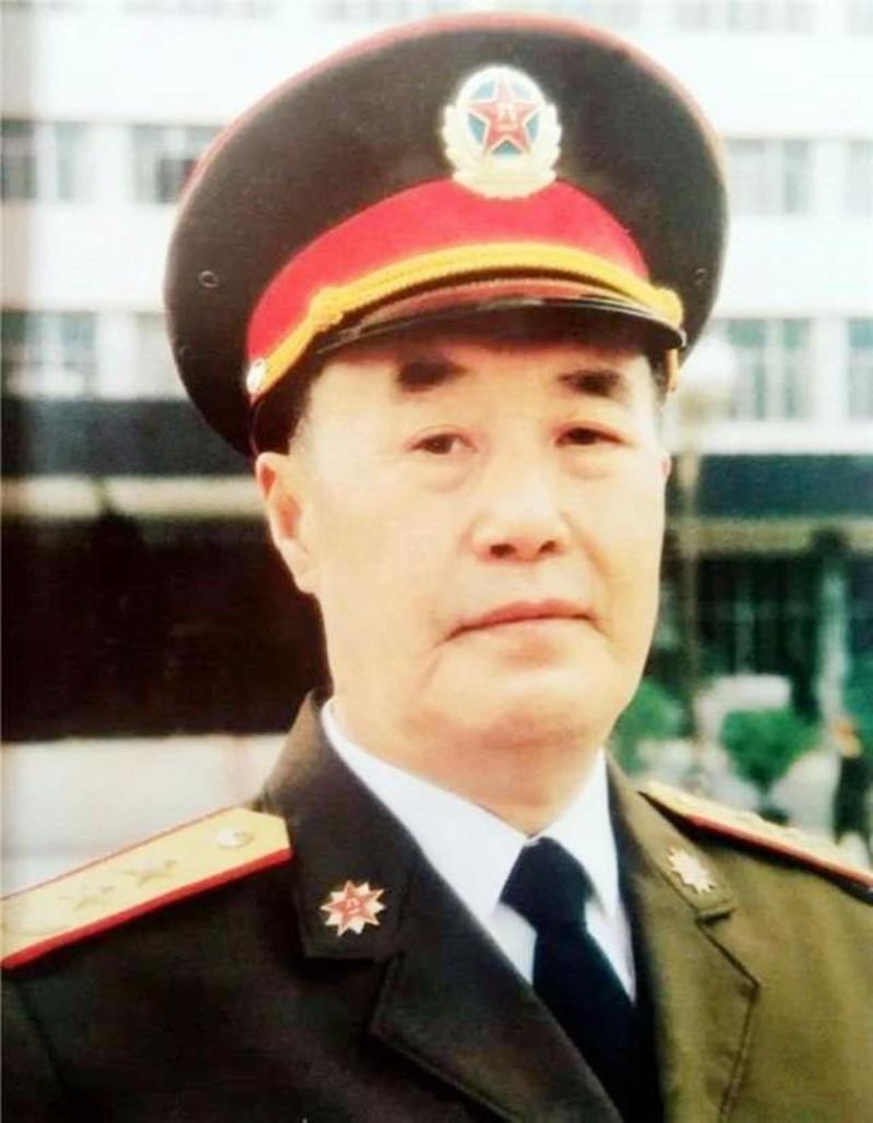 1999，曾任对印54军董占林师长警卫员的何其宗淡出军界。1961年，何其宗参