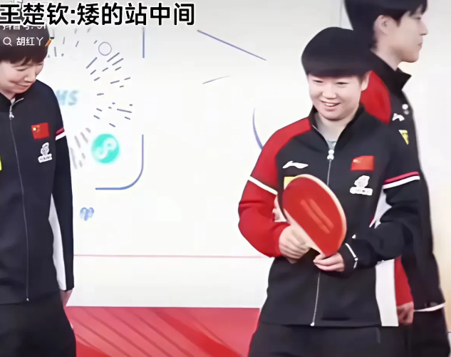 头哥说:“矮的站中间”，曼昱姐憋笑憋出内伤!三小只从小一起长大的，偏偏王家姐弟俩