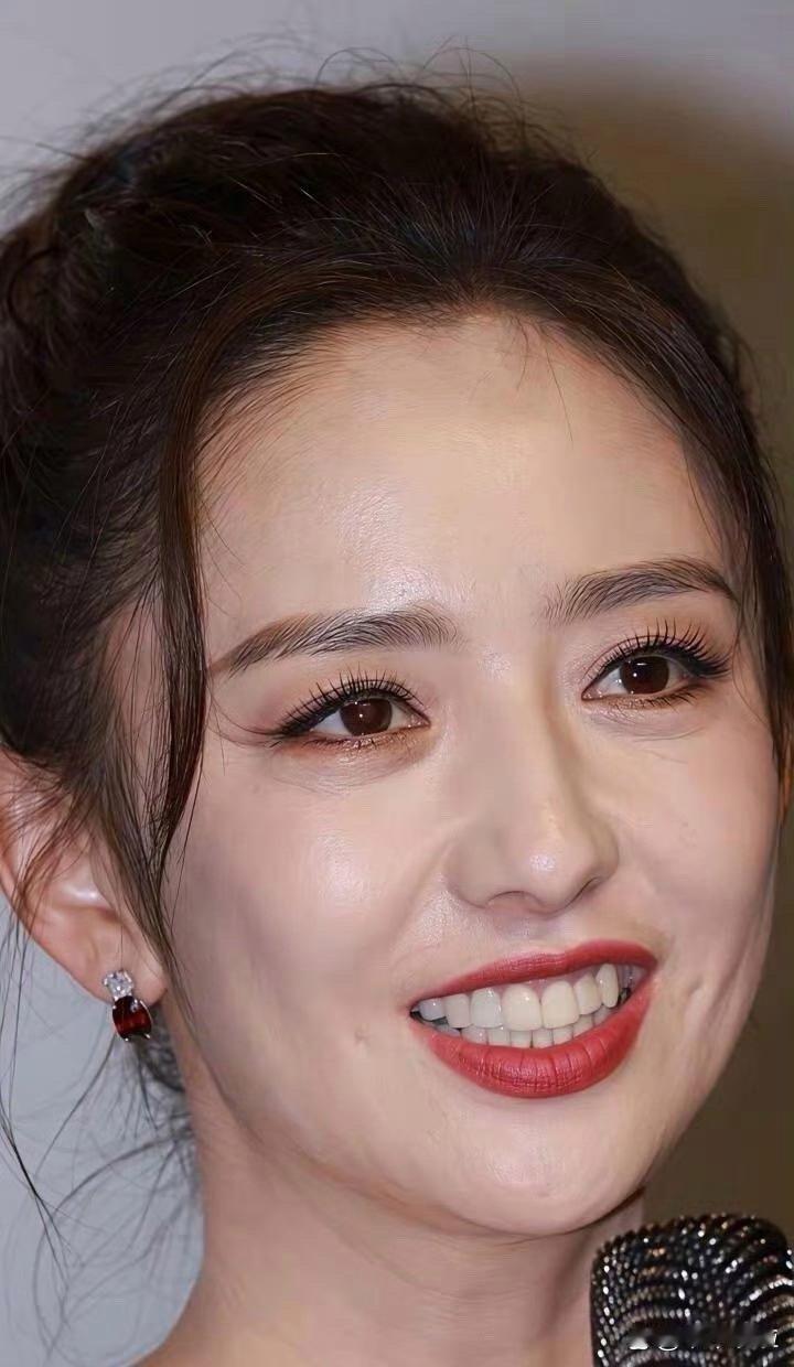 佟丽娅的素颜状态简直是天花板级别！五官精致立体，无妆也能美出圈，这才是真正的“素