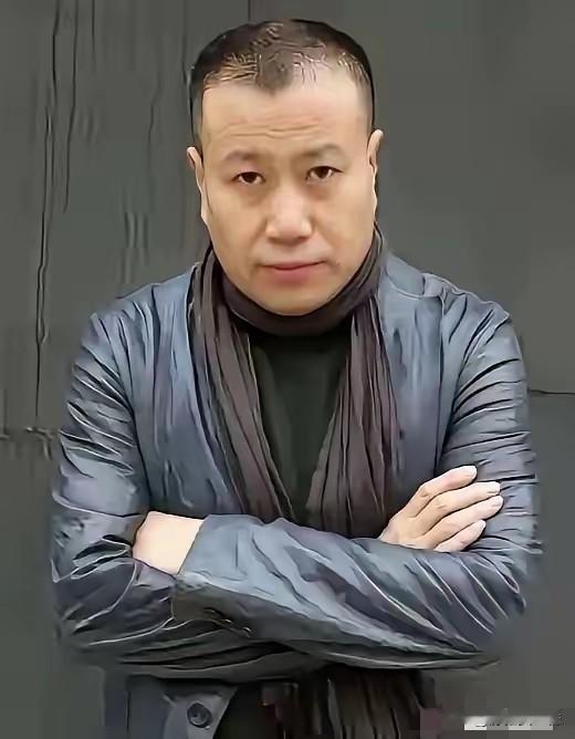 央美又一位教授的作品引发争议了。网传这是中央美院中国画学院教授刘庆和的这幅水墨作