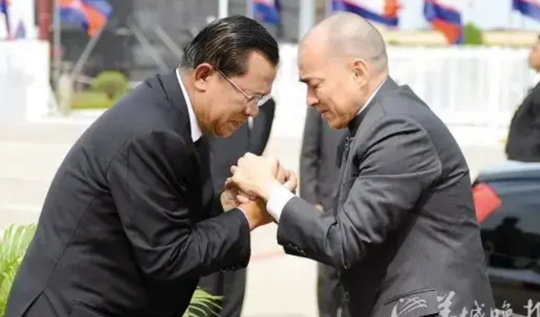 洪森和西哈莫尼是很有默契的两个人，洪森需要国王装饰门面，国王需要洪森治理柬埔寨，