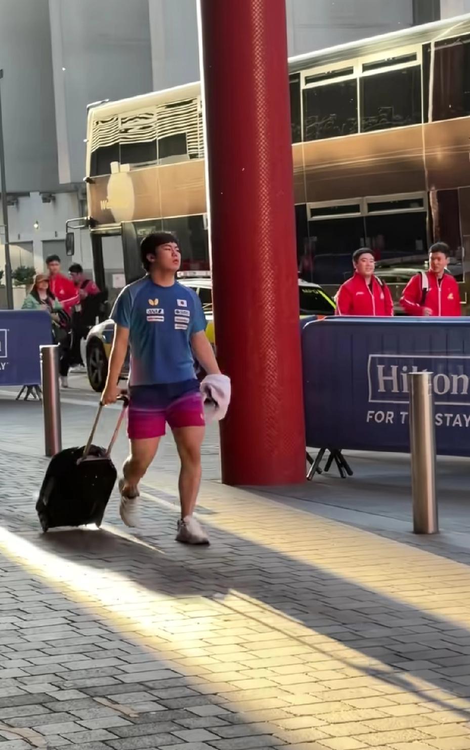 天欲其灭亡，必先令其疯狂，松岛辉空迈着六亲不认的步伐，似乎注定了即将到来的