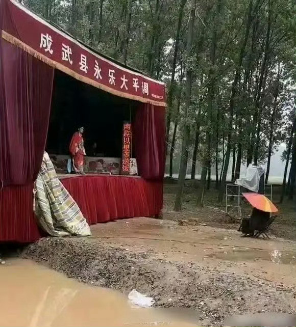 不懂就问，为啥没人看也要唱
