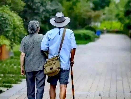 老头老太太看了儿媳妇8条规定后，背起行李就去住了宾馆…这是一个真实的故事。