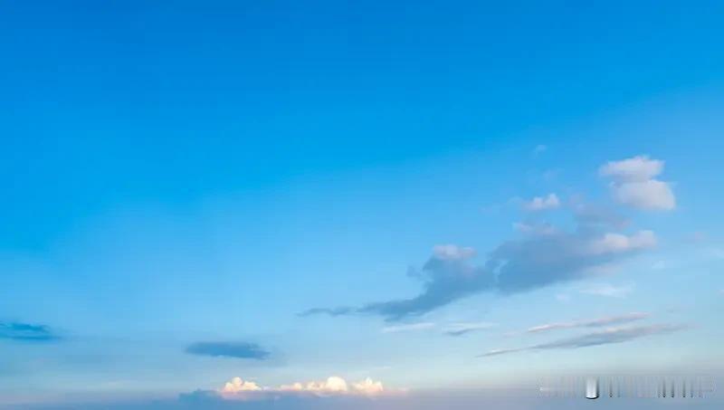 总说东港的天空不用滤镜，抬眼就是一幅流动的画。清晨推开窗，天是淡淡的鱼肚白