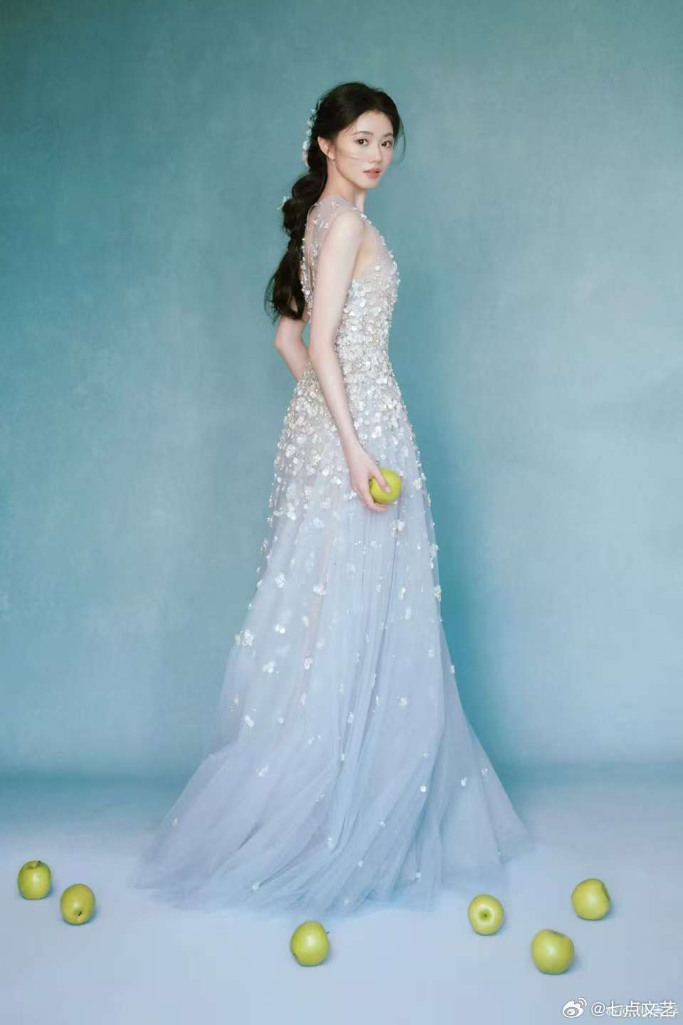 刘浩存画里走出来的复古油画风尽显温柔本色，柔和色彩打造朦胧美感，气质清新灵动，