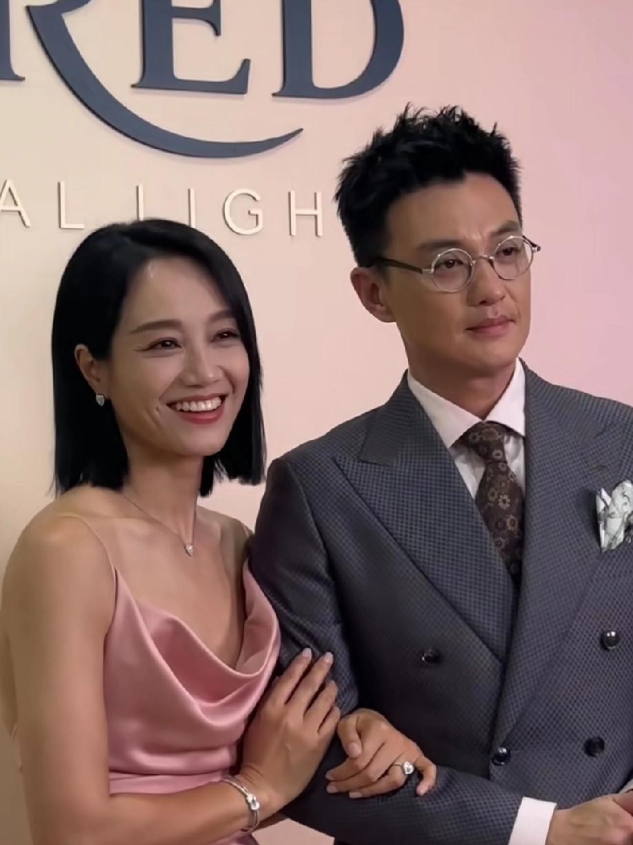 一看这男的眼神就不喜欢这女的，不是拖儿带女，你看看女的愿不愿意陪他演。男人什么表