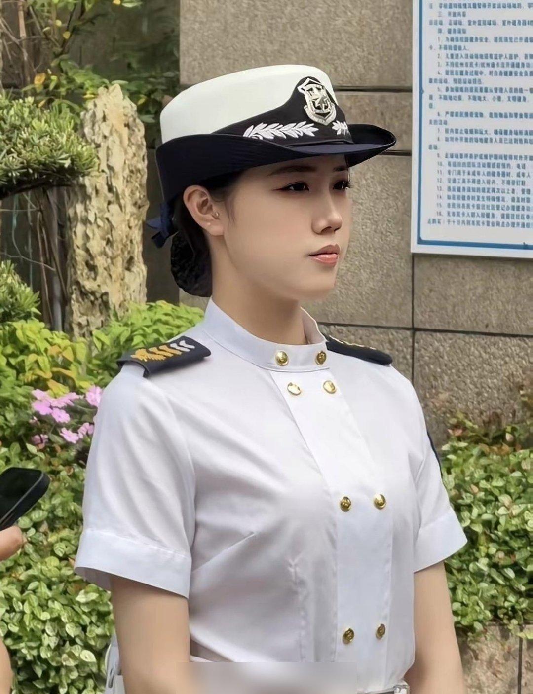 这个小区的女保安真的太漂亮了，气质也非常好。感觉像是退役女兵。