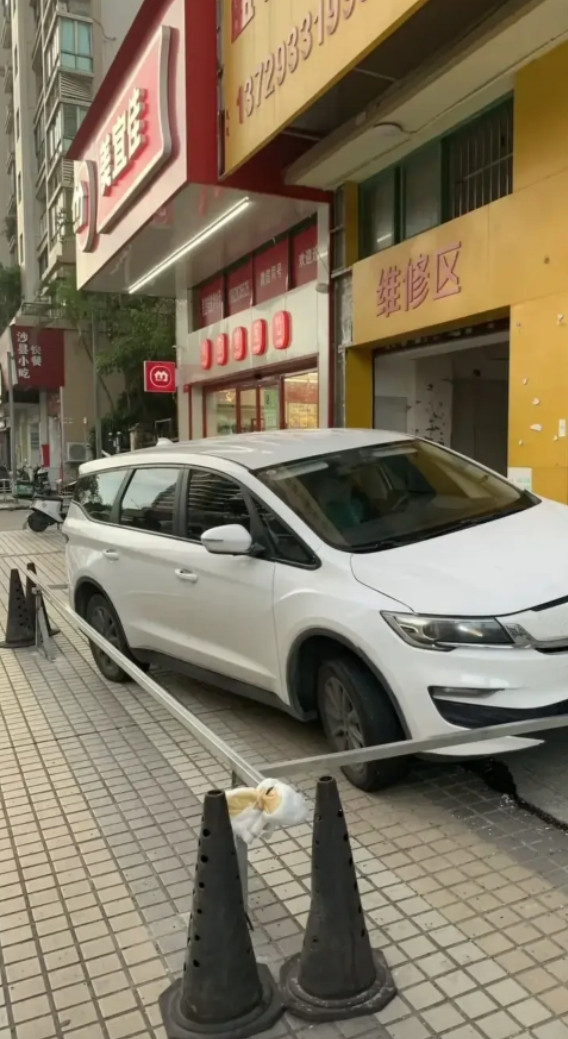 “我现在没空过去挪车，先这样。”电话啪的一声就挂断了。不是你爹妈，不必惯