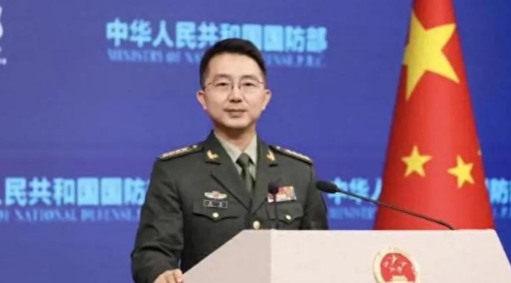 “金鲨”号先挨了90秒水炮，几个小时后，又收到了35份热饭。这两个画面放在一起