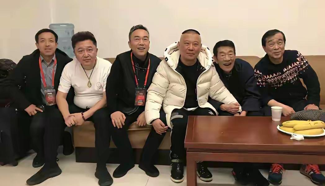 几位著名相声演员同框：我认出了穿着白色羽绒服的郭德纲，穿白色T恤戴着项链的于谦，