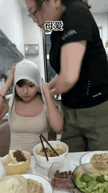 这老妈，把女儿养的这么好。刚开始，还以为是清纯。老妈一个动作，让自己女儿身材