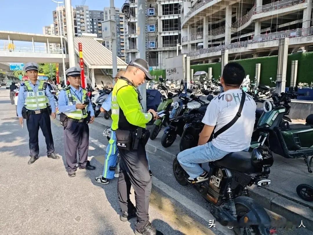 广州交警开始抓在人行道骑行的电鸡了，老广我忍不住拍手称赞。平时走人行道真的提