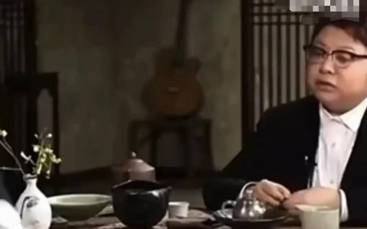 韩红把自己捐穷了。她说想多赚点钱，因为这些年一直在往外掏，快掏空了。采访里她笑得