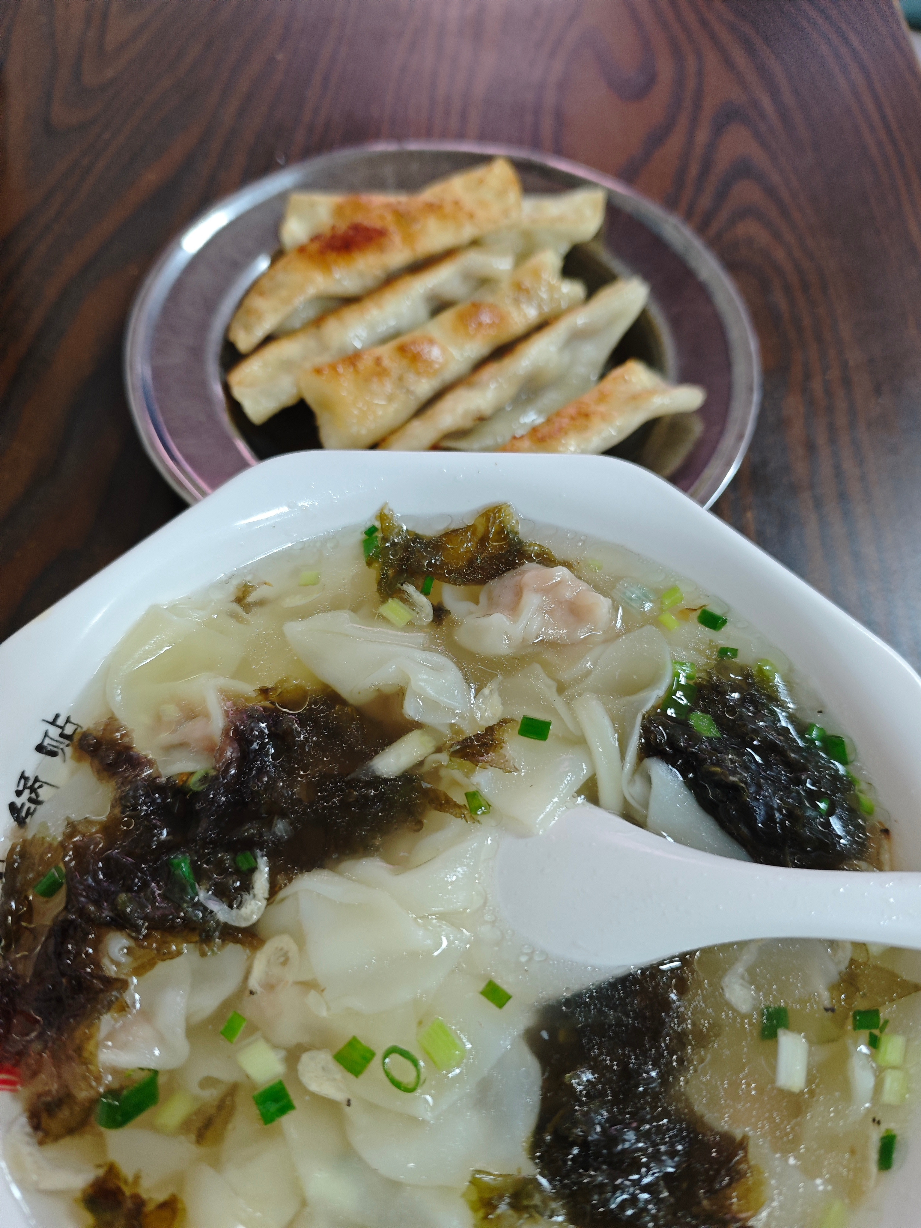 一碗馄饨配上特色锅贴!这个锅贴配上醋和辣子油，味道绝了​​​