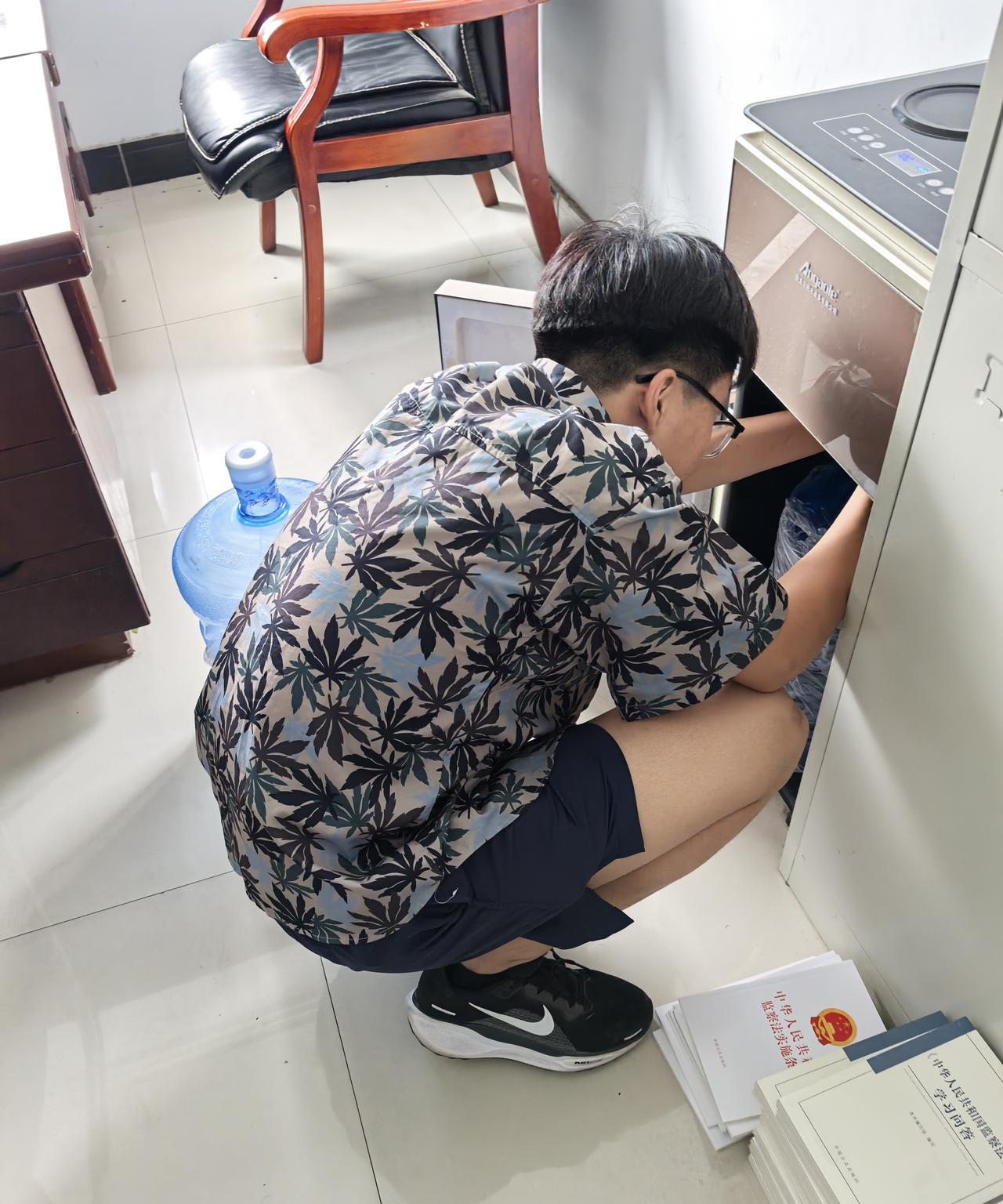 果然好孩子都是别人家的。早上来送水的是一个小孩，我原以为是暑假打工的的大学生。