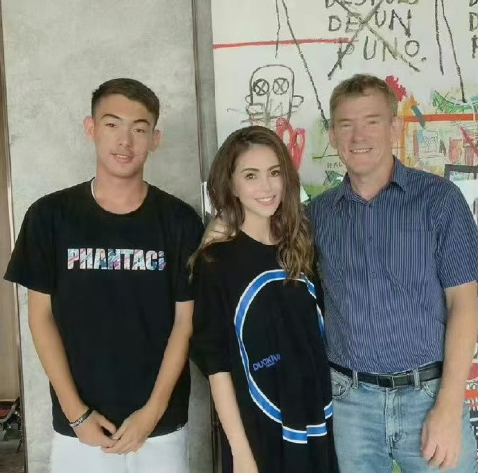 昆凌一家子颜值都好高啊，弟弟跟爸爸都是大长腿​​​