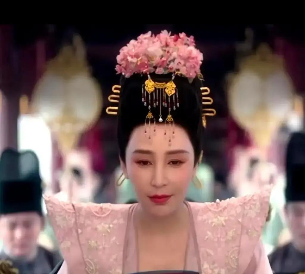 51岁岳丽娜后台素颜照一出，评论区直接炸锅：浮肿、松垮，像熬夜三天的你我。