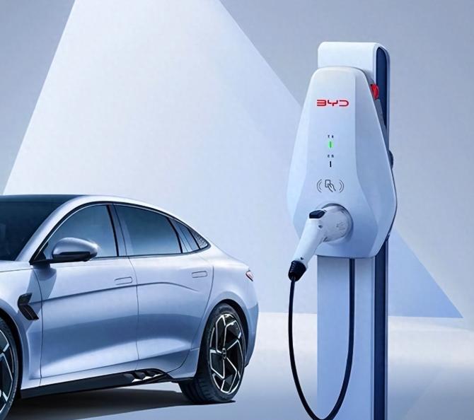 五一马上到了，你怕不怕在高速服务区排队四小时、充电五分钟？就在比亚迪喊出“5分